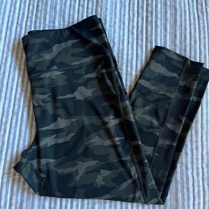 Athleta Ultimate 7/8 tight/leggings green camo EUC 2X